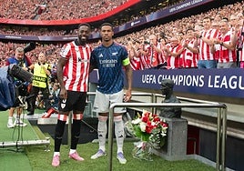 Iñaki Williams y Gabriel posan ante los medios.