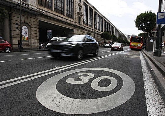 Señal de 30 en la calle Hurtado Amézaga de Bilbao