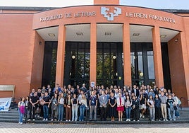 Los alumnos de intercambio posan frente a la Facultad de Letras en el Campus de Álava