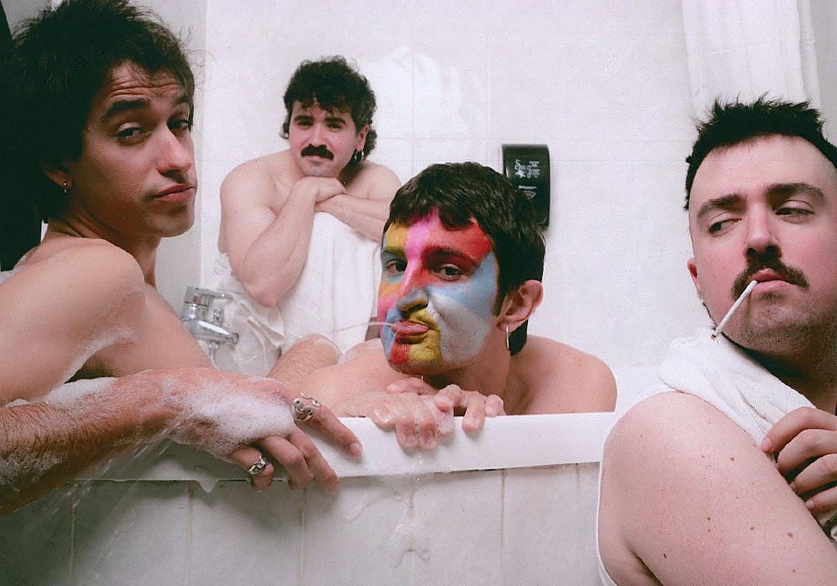 Eneko Ajangiz (guitarra), Álvaro Olaetxea (batería), Unai Madariaga (voz y guitarra rítmica) y Mikel Irigoyen (bajo) en la bañera.