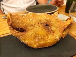 Cabeza de cochinillo entera de Javi Estévez.