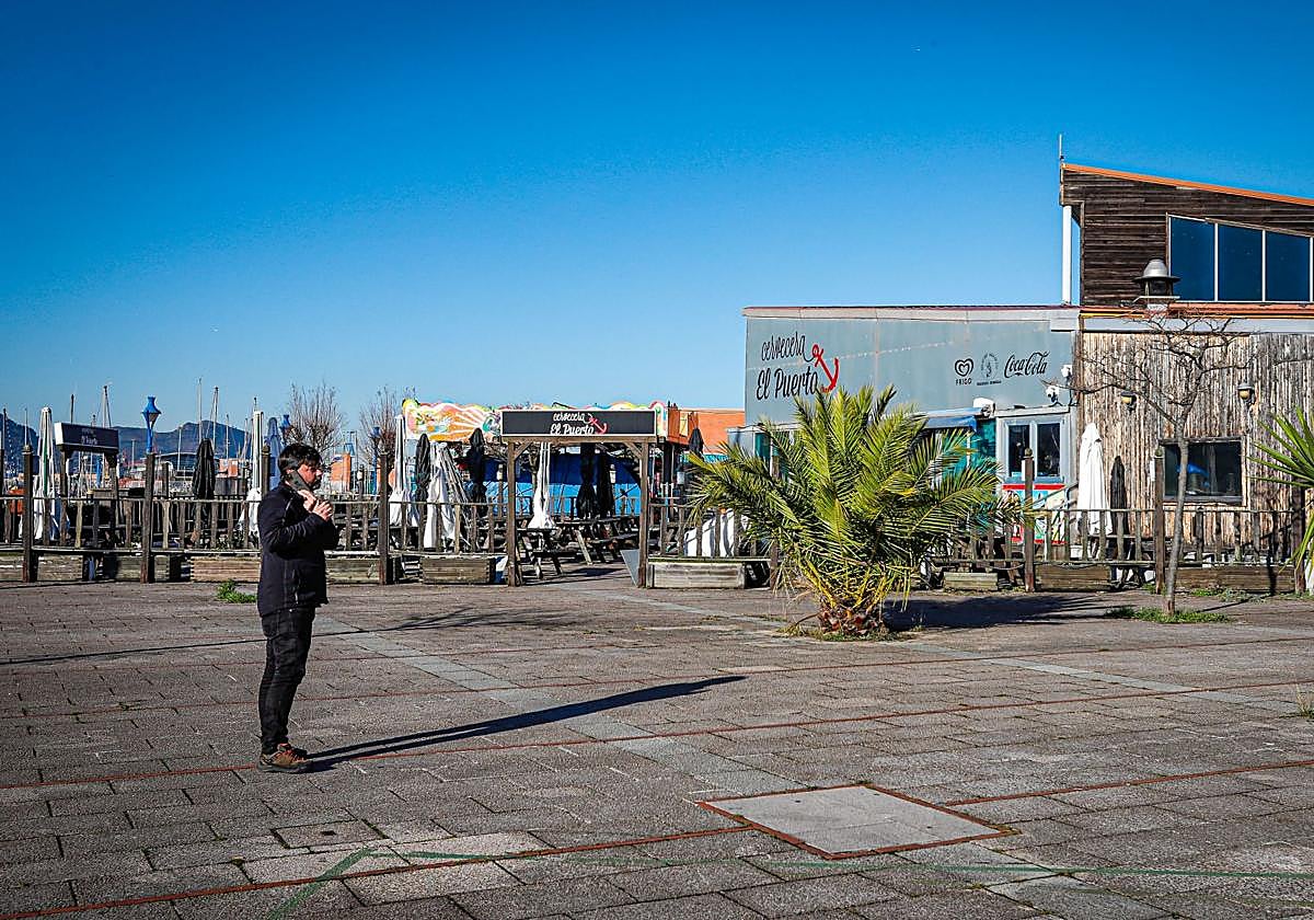 La zona de ocio y hostelera del Puerto Deportivo permanece cerrada a la espera de que se urbanice.