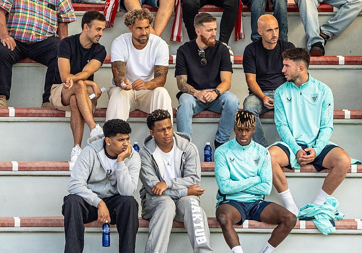 Nico, Laporte y Muniain, hoy en las gradas de Lezama.