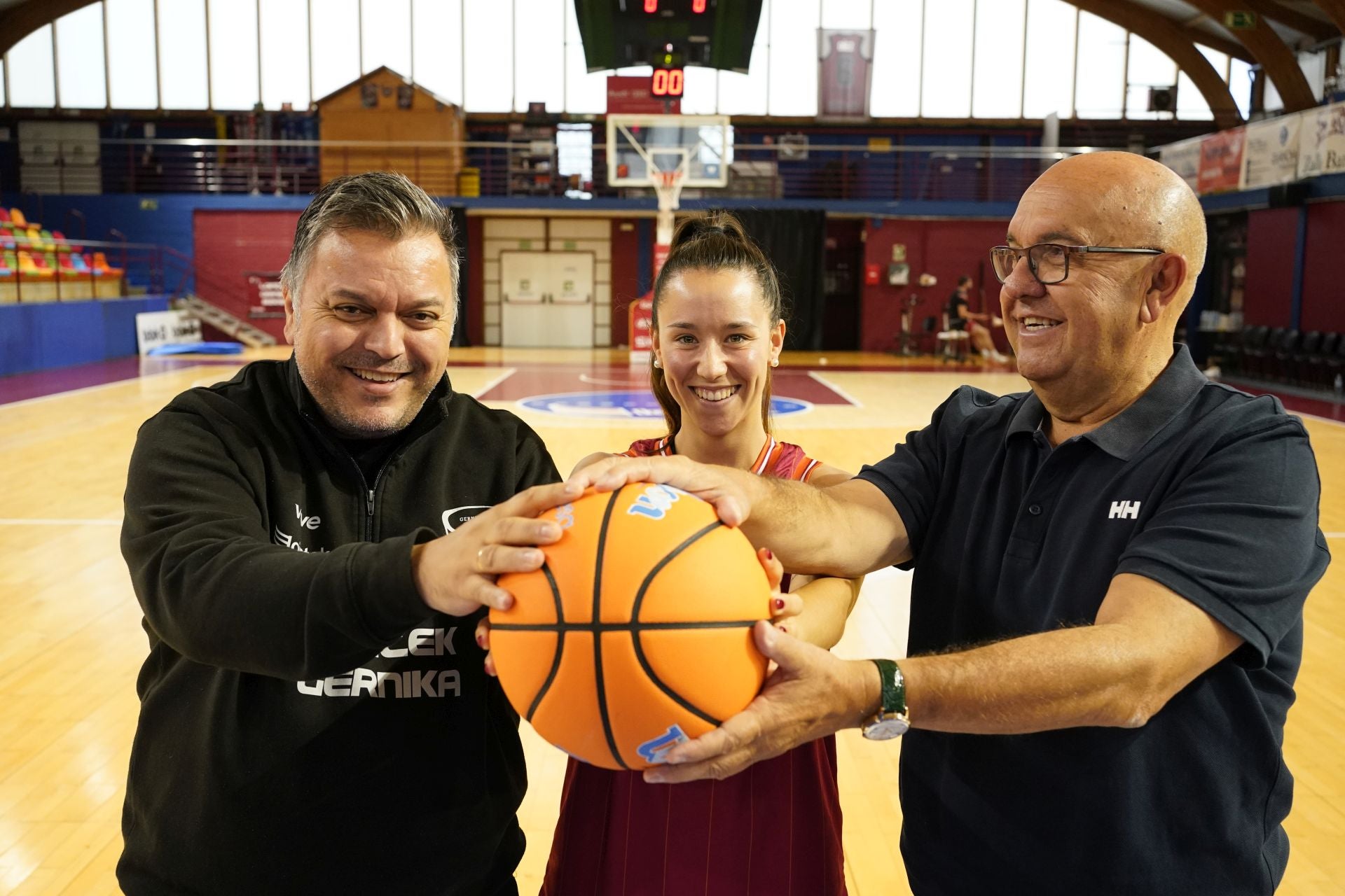 Lucas Fernández, técnico del Loitek, Ane Olaeta, una de sus bases, y su presidente, Gerardo Candina.
