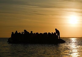 Migrantes suben a una lancha neumática para cruzar el Canal de la Mancha en Gravelines, norte de Francia.