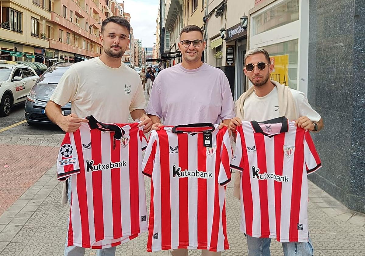 Los tres jóvenes murcianos que han sucumbido a los encantos del Athletic: «Nos hemos comprado la camiseta»