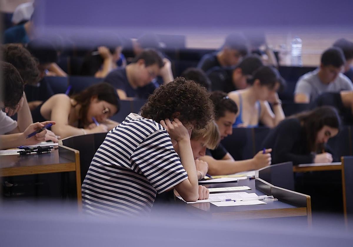 Estudiantes en un aula el primer día de los exámenes de selectividad, junio 2024.