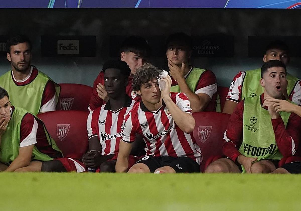 Gómez se pone hielo tras ser sustituido.