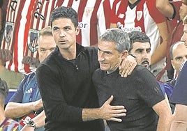 Arteta y Valverde se saludan en la banda.