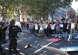 Los manifestantes propalestinos cortan el recorrido de los ciclistas en el Paseo del Prado, este domingo, en Madrid.