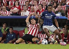 Yuri trata de frenar a Timber, lateral del Arsenal.