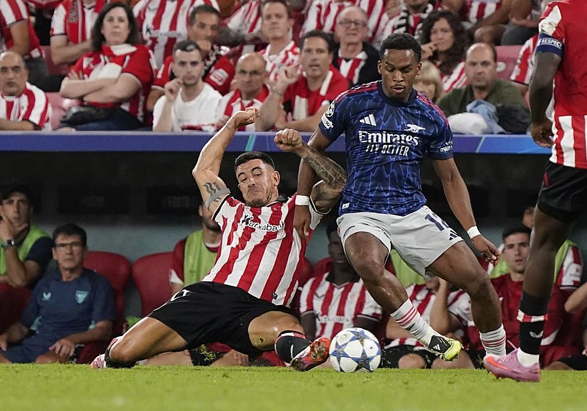 Yuri trata de frenar a Timber, lateral del Arsenal.