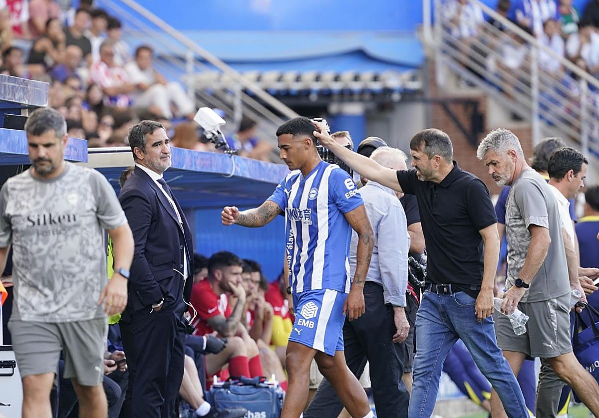 Benavídez se retira lesionado ante el Atlético.