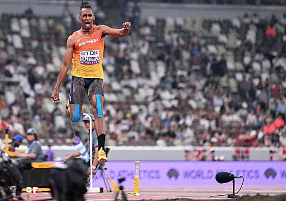 Jordan Díaz se duele en el único intento en triple salto que ha podido hacer.