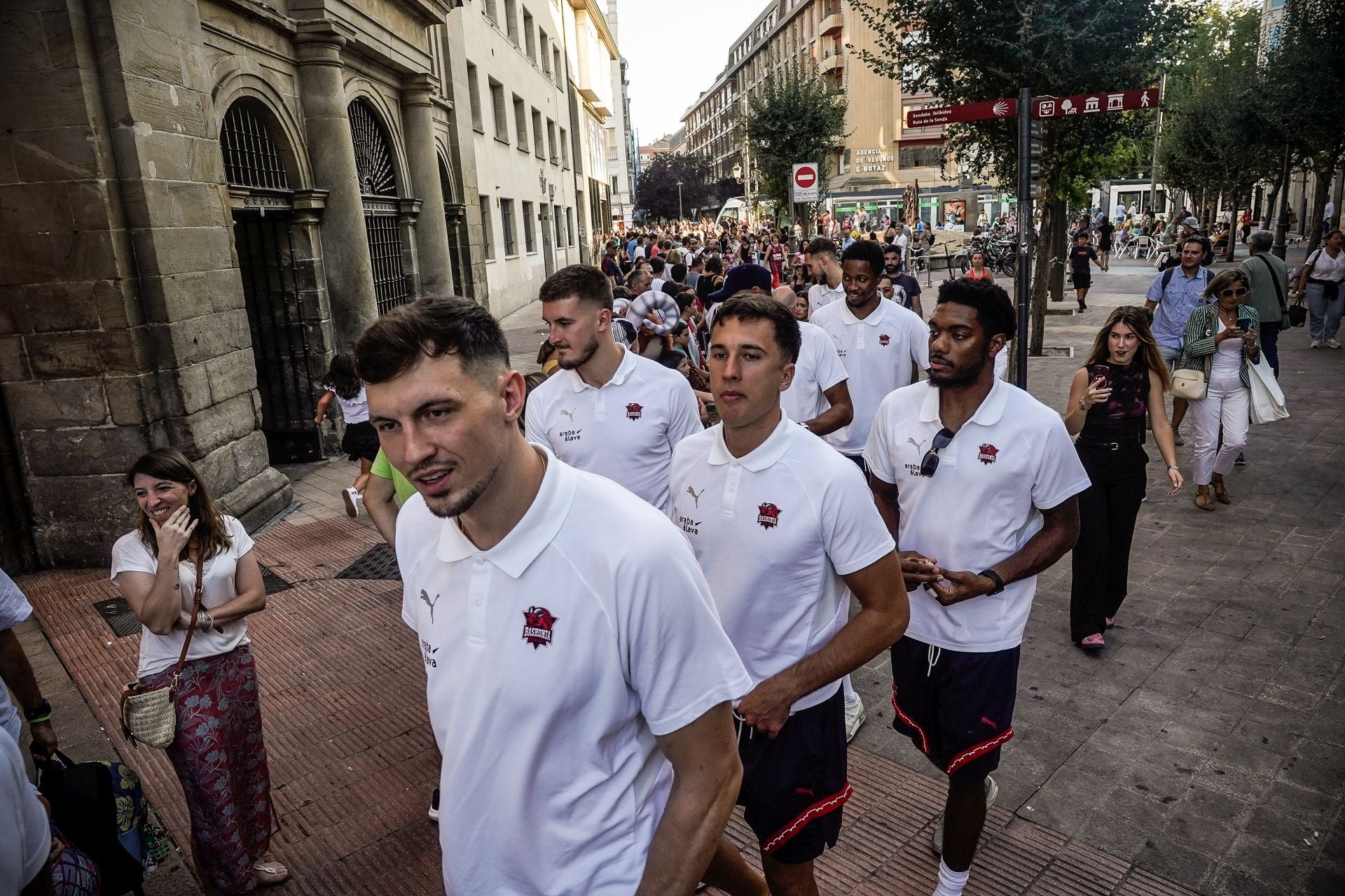 Las imágenes del baño de masas del Baskonia en el centro de Vitoria