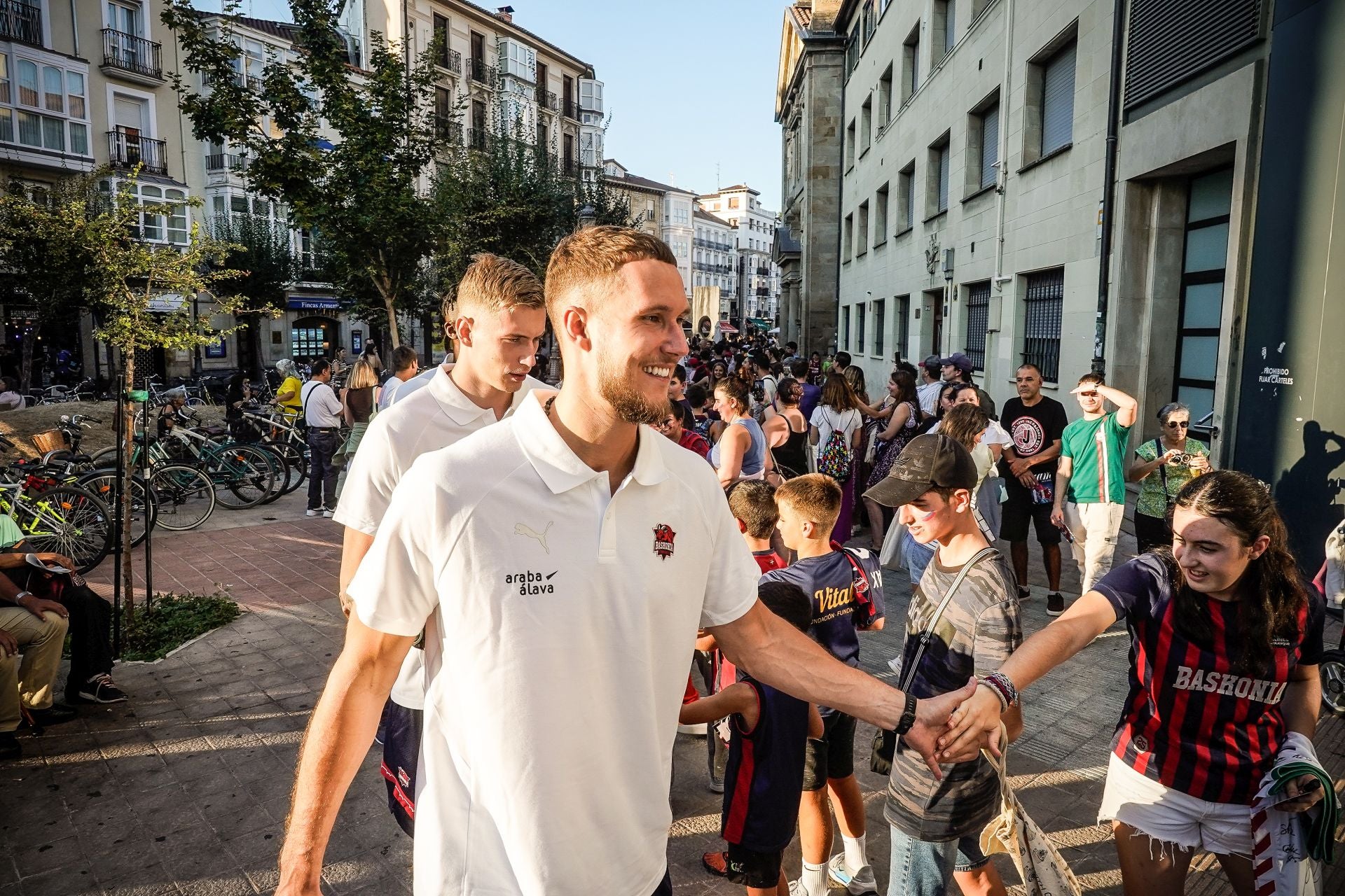 Las imágenes del baño de masas del Baskonia en el centro de Vitoria