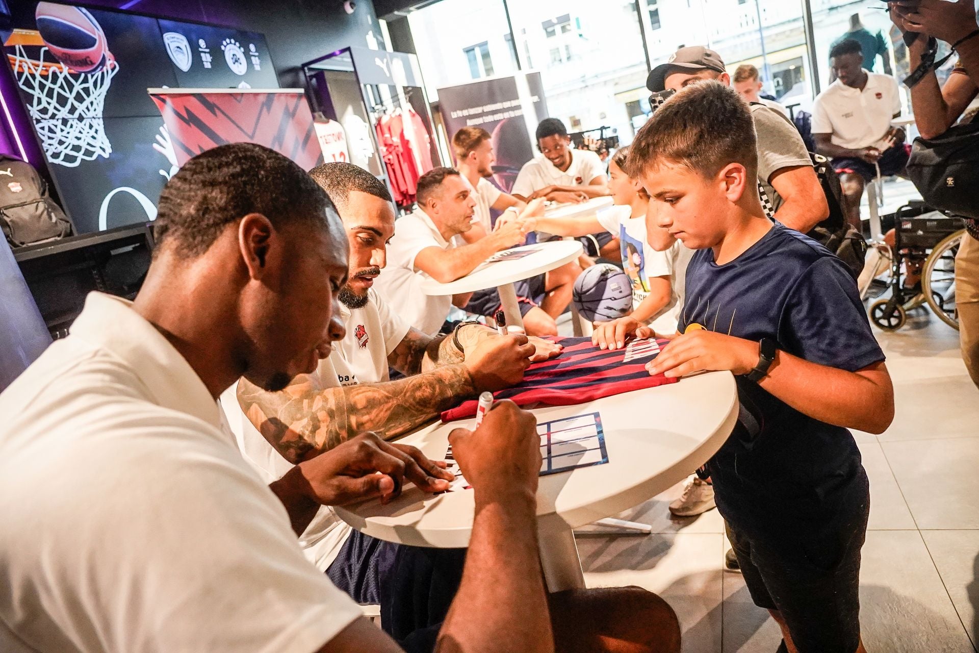 Las imágenes del baño de masas del Baskonia en el centro de Vitoria