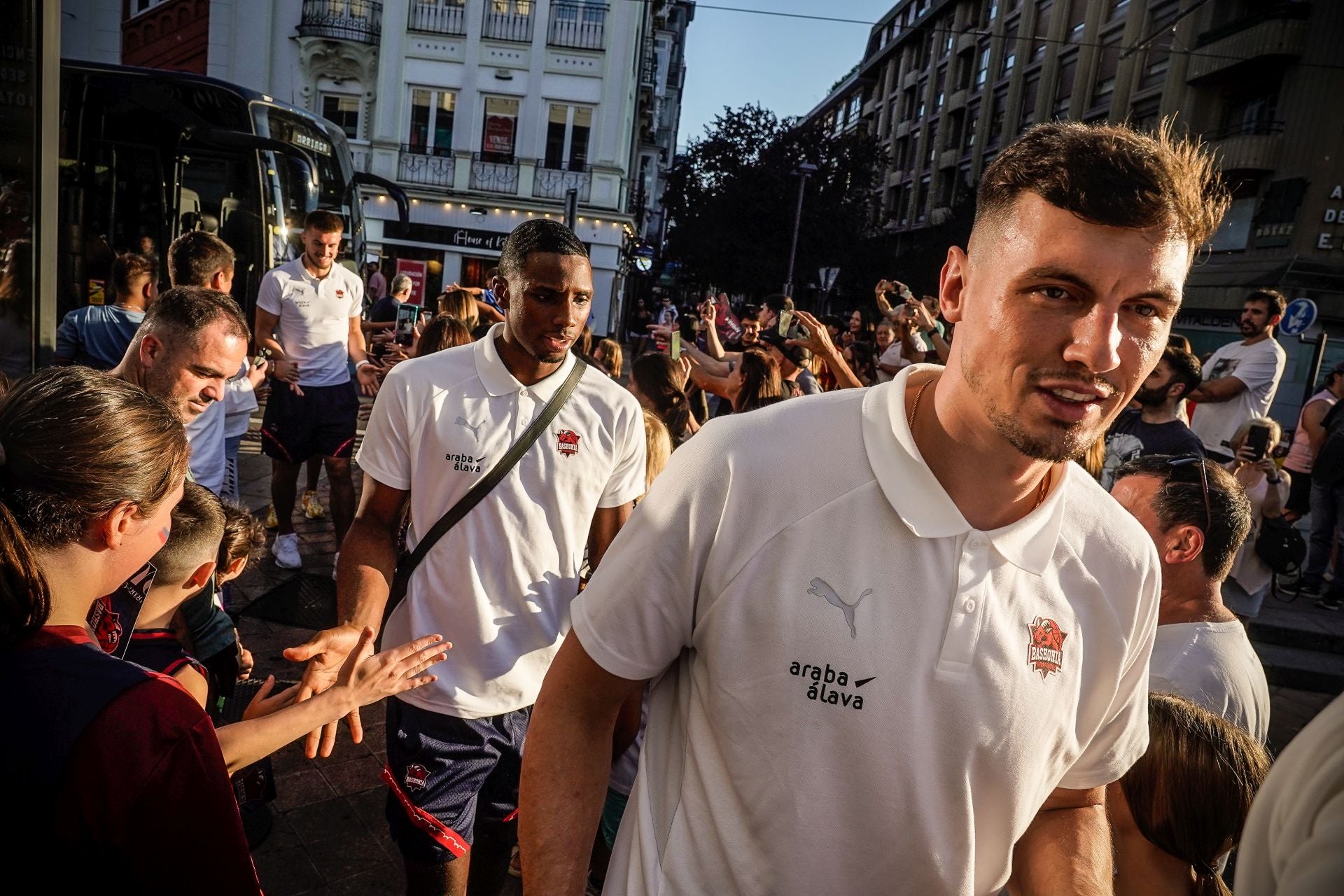 Las imágenes del baño de masas del Baskonia en el centro de Vitoria