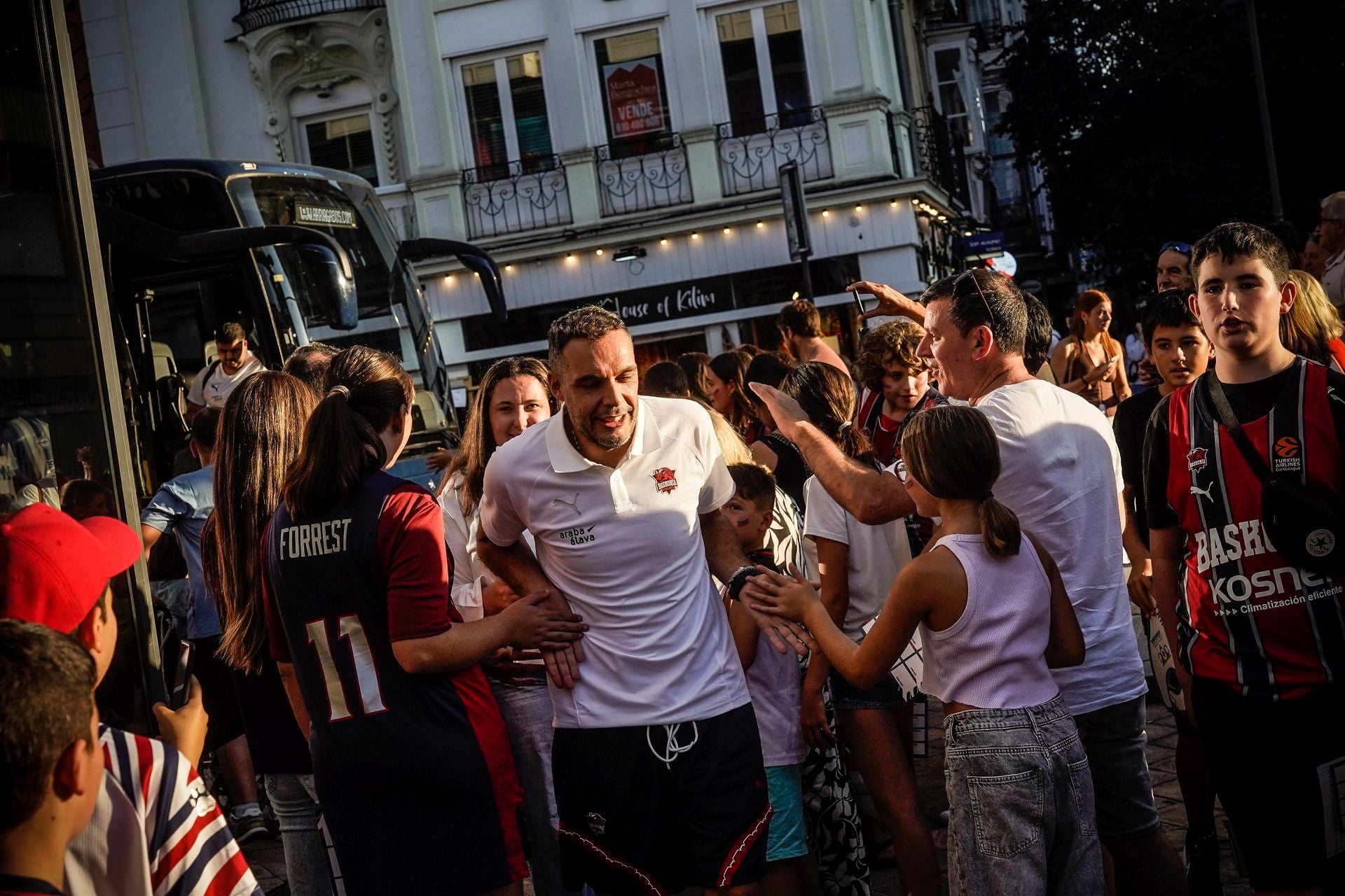 Las imágenes del baño de masas del Baskonia en el centro de Vitoria