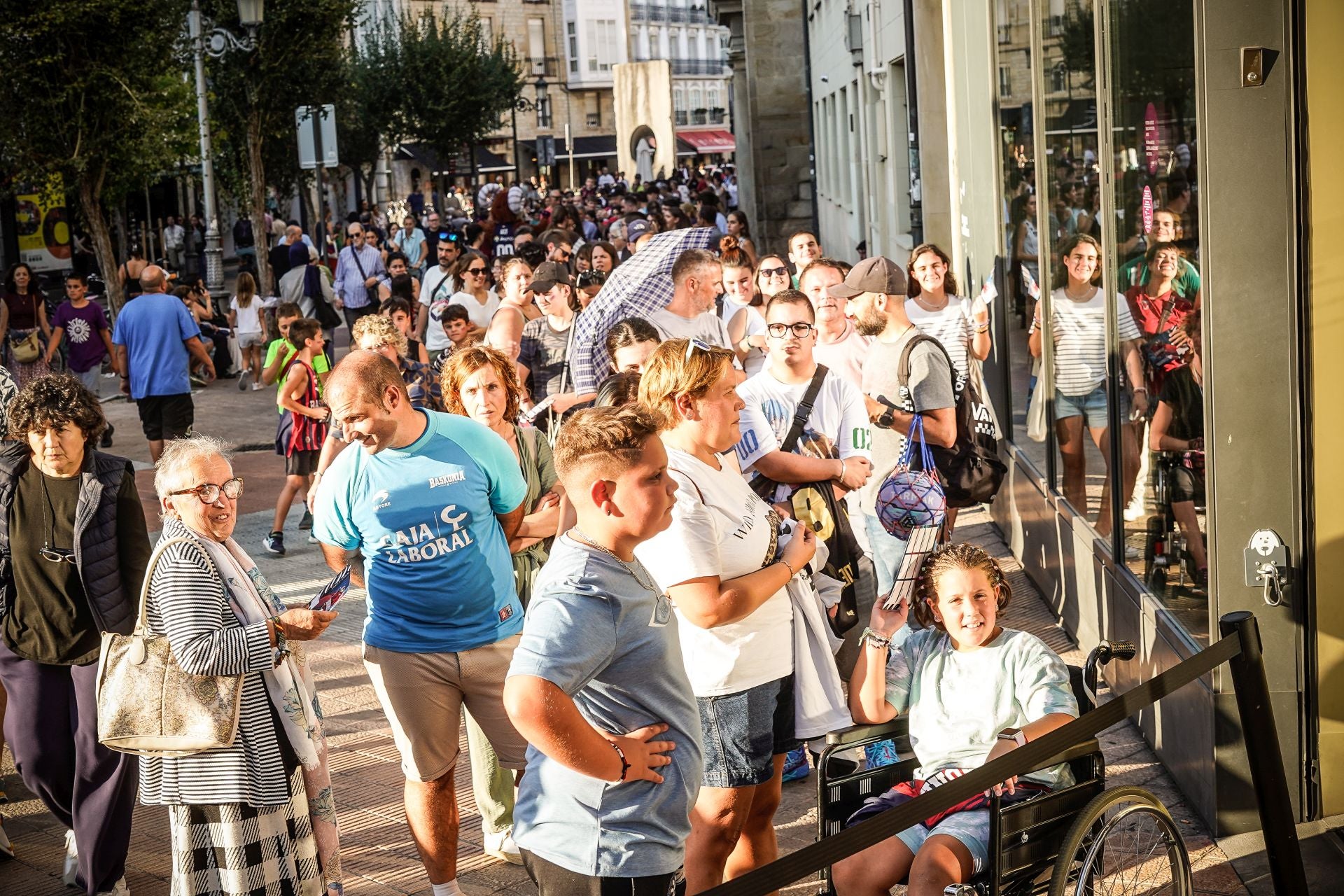 Las imágenes del baño de masas del Baskonia en el centro de Vitoria