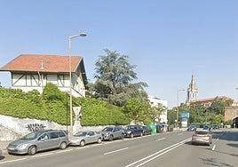 A la izquierda, el chalé que será demolido; al fondo, la basílica de Begoña.