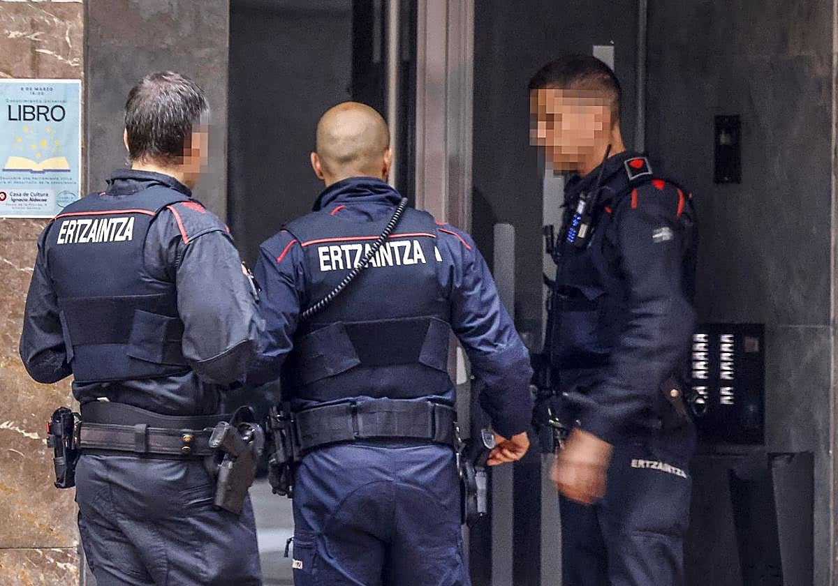 Ertzainas en una calle de Vitoria.