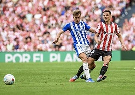 El centrocampista del Alavés Pablo Ibáñez pelea un balón con Ruiz de Galarreta, durante el partido de la cuarta jornada de LaLiga EA Sports en San Mamés