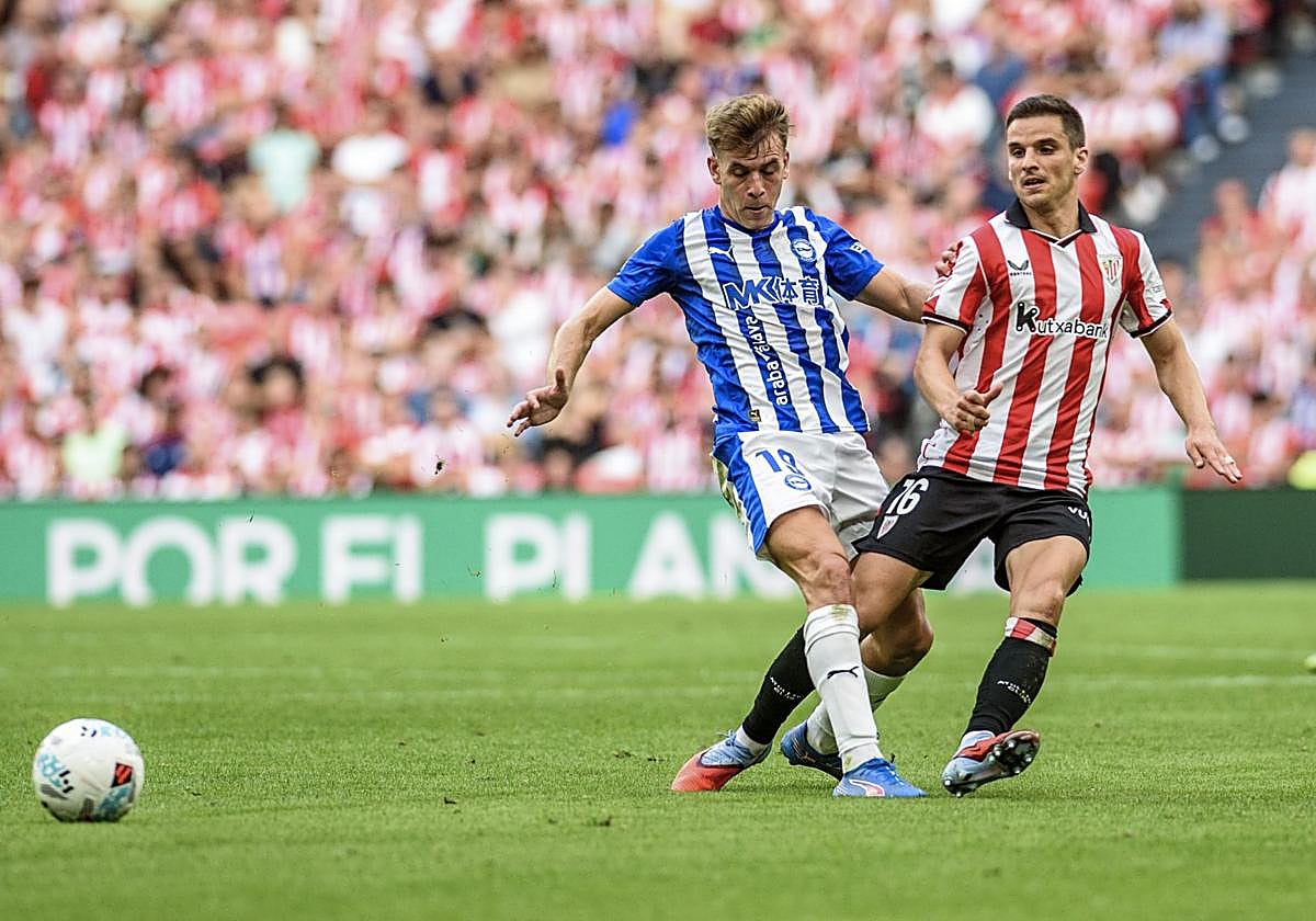 El centrocampista del Alavés Pablo Ibáñez pelea un balón con Ruiz de Galarreta, durante el partido de la cuarta jornada de LaLiga EA Sports en San Mamés