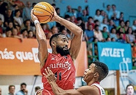 Darrun Hilliard disputa un balón en una posesión durante el encuentro.