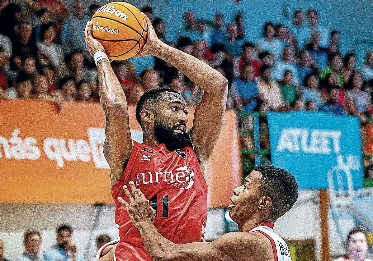 Darrun Hilliard disputa un balón en una posesión durante el encuentro.