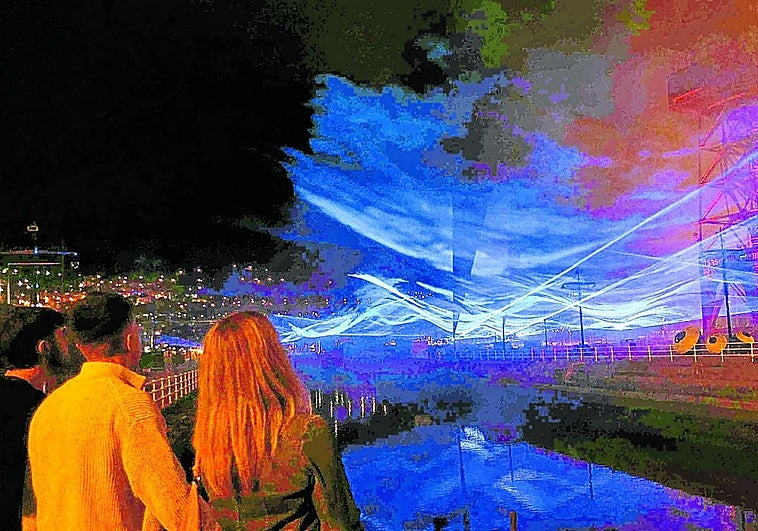 La pieza 'Waterlicht' del artista holandés Daan Roosegaarde, en la explanada del Itsasmuseum