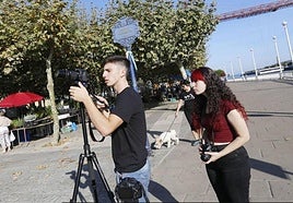 Imagen de dos jóvenes grabando en las calles de Portugalete en una pasada edición del certamen.