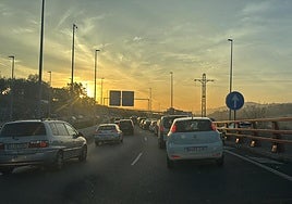 El Txorierri recobra la normalidad tras una hora de retenciones por un vehículo parado en Derio