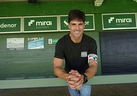 Markel Etxeberria posa en Las Llanas con el brazalete de capitán del Sestao River.