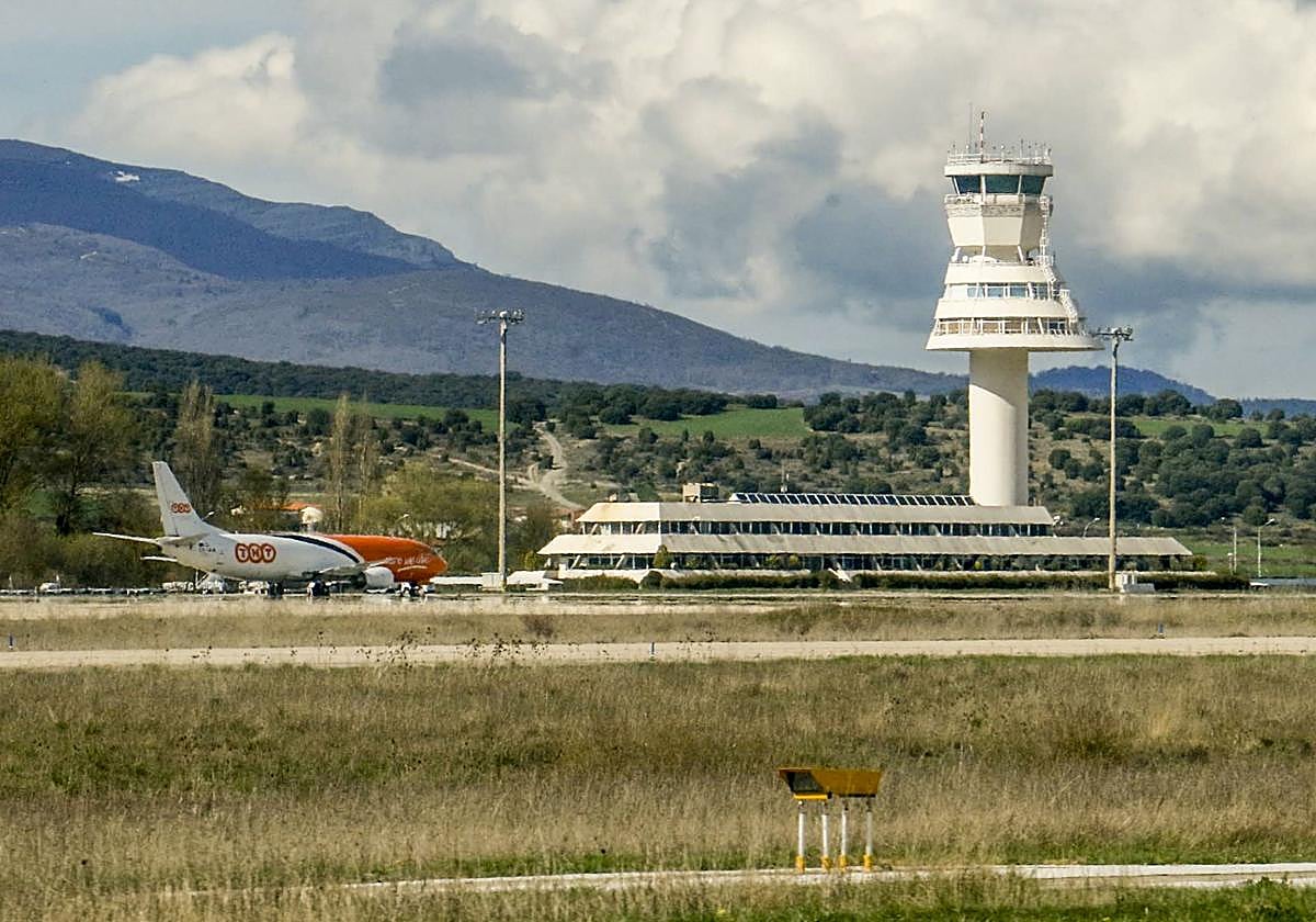 Plataforma y torre de control del aeropuerto de Vitoria.