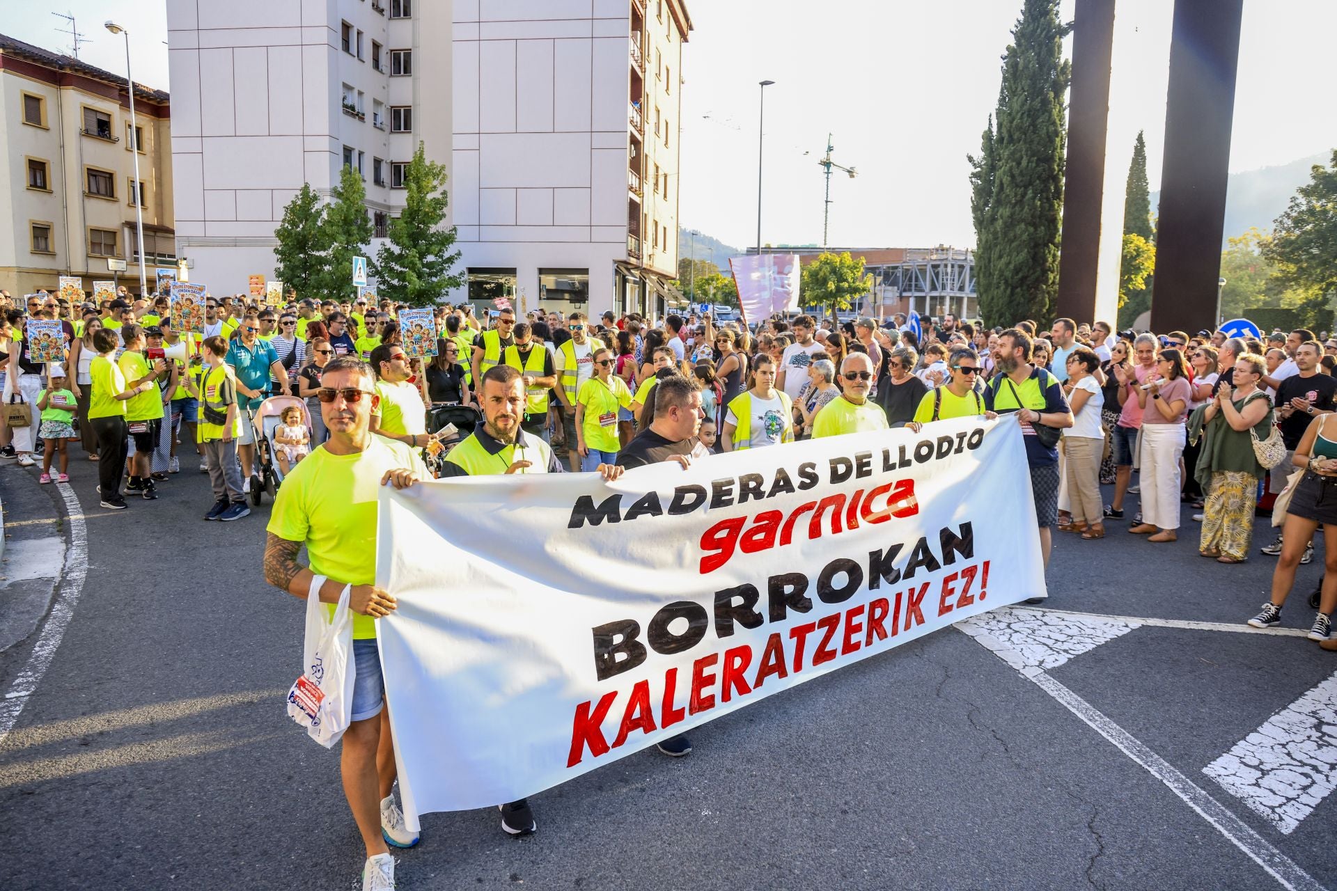 Las imágenes de la manifestación contra el ERE en Maderas de Llodio