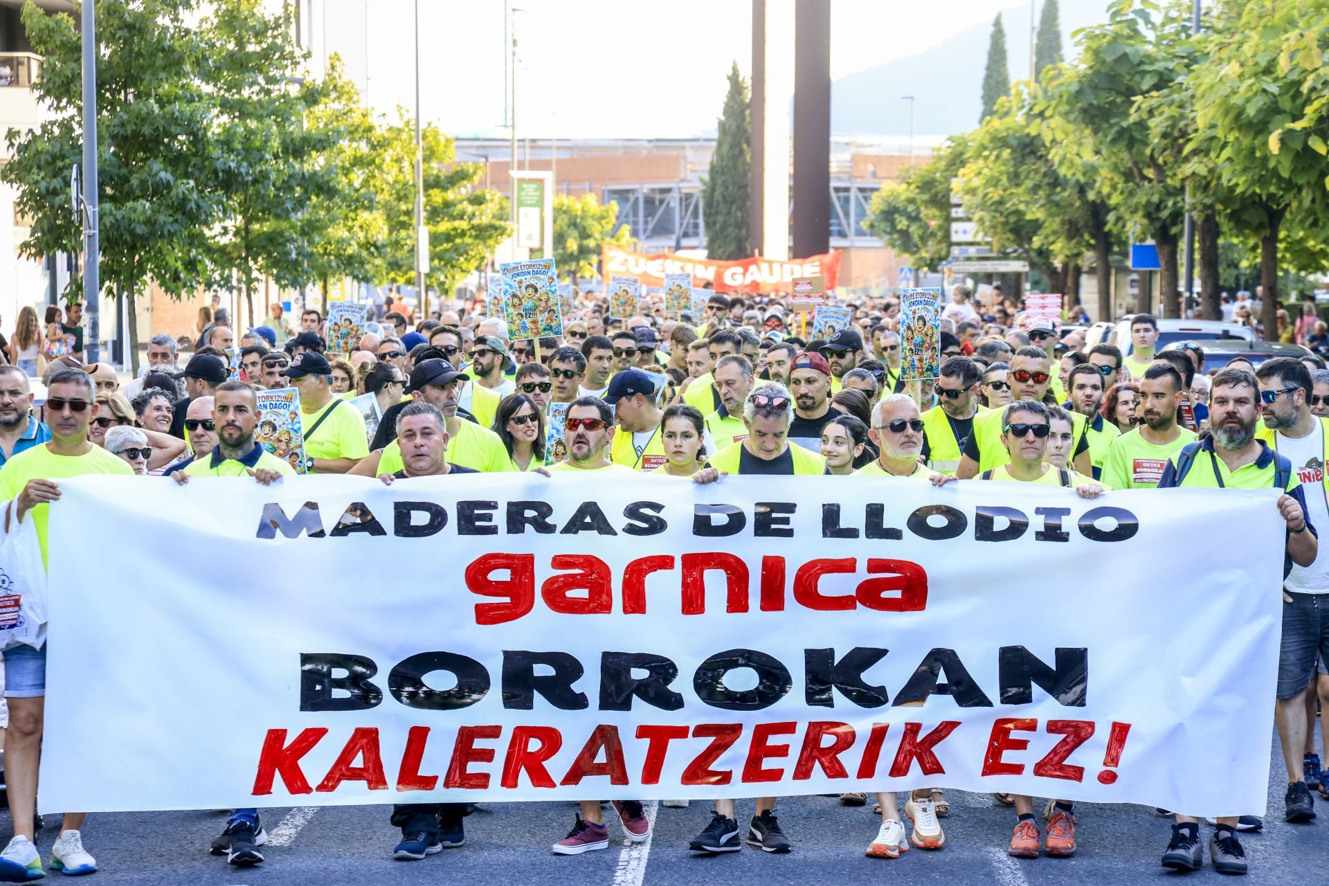 Las imágenes de la manifestación contra el ERE en Maderas de Llodio