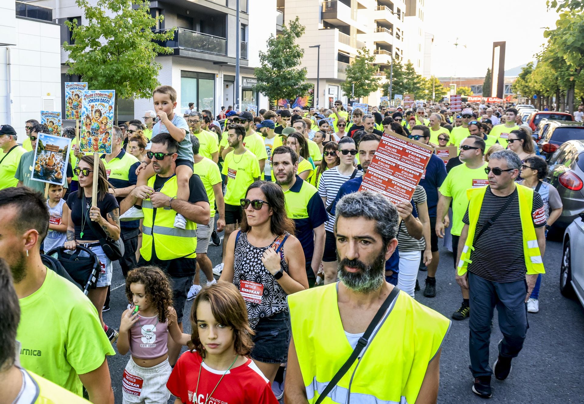 Las imágenes de la manifestación contra el ERE en Maderas de Llodio