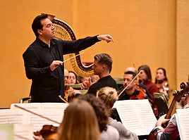 Robert Treviño, en un ensayo con la Euskadiko Orkestra, antes de viajar a Austria y ofrecer una serie de conciertos en Linz y Salzburgo.