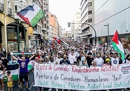 La manifestación llena la calle Paz.