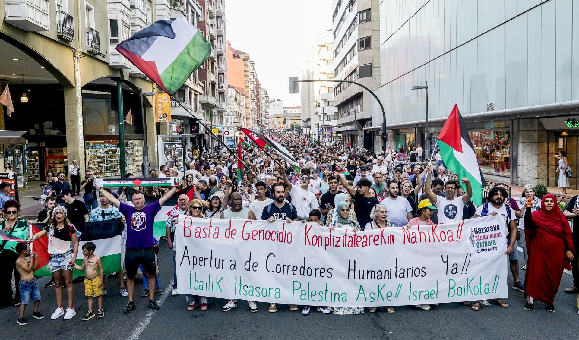 Así ha sido la cadena humana contra el «genocidio» en Gaza en Vitoria