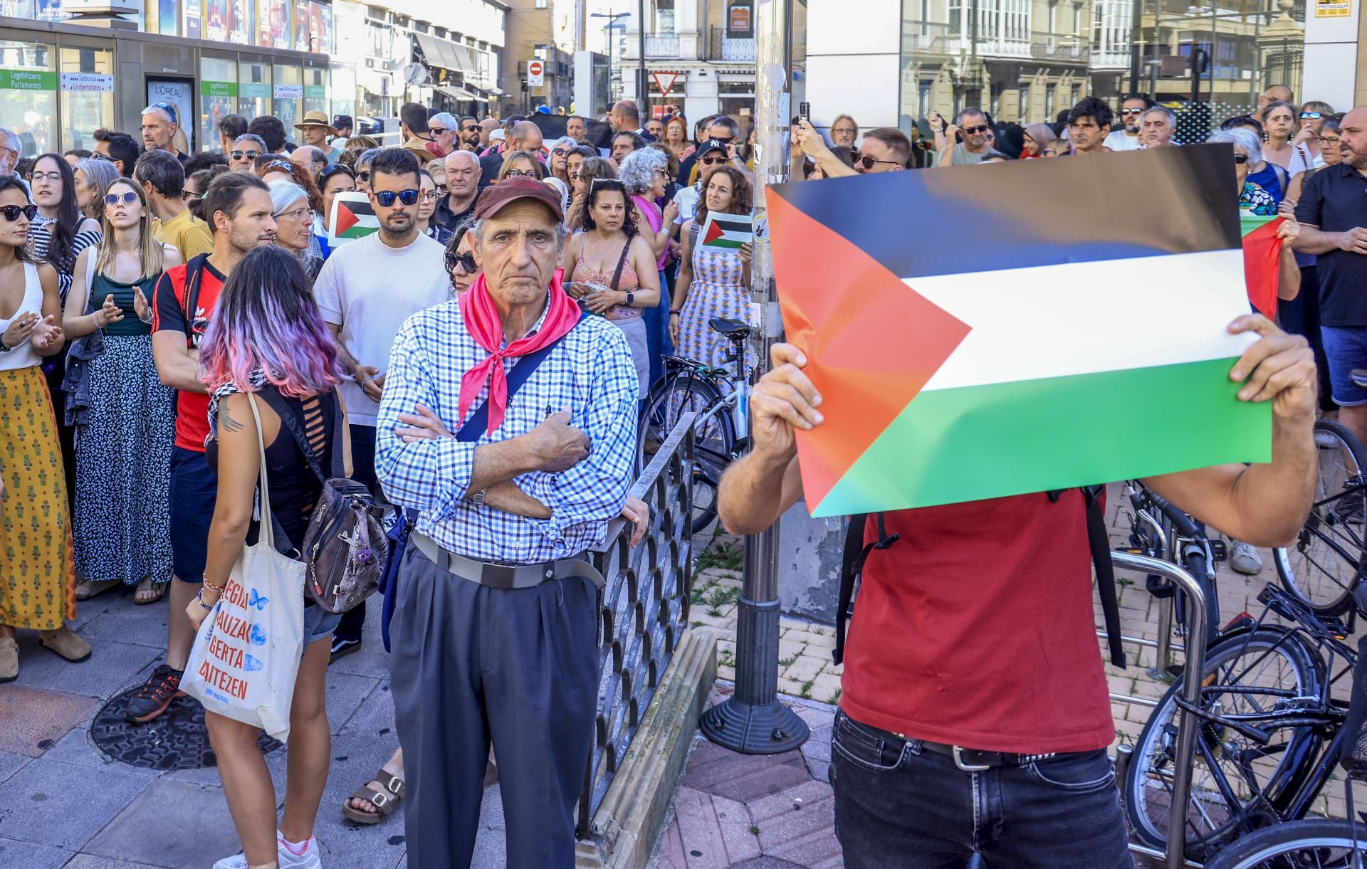 Así ha sido la cadena humana contra el «genocidio» en Gaza en Vitoria