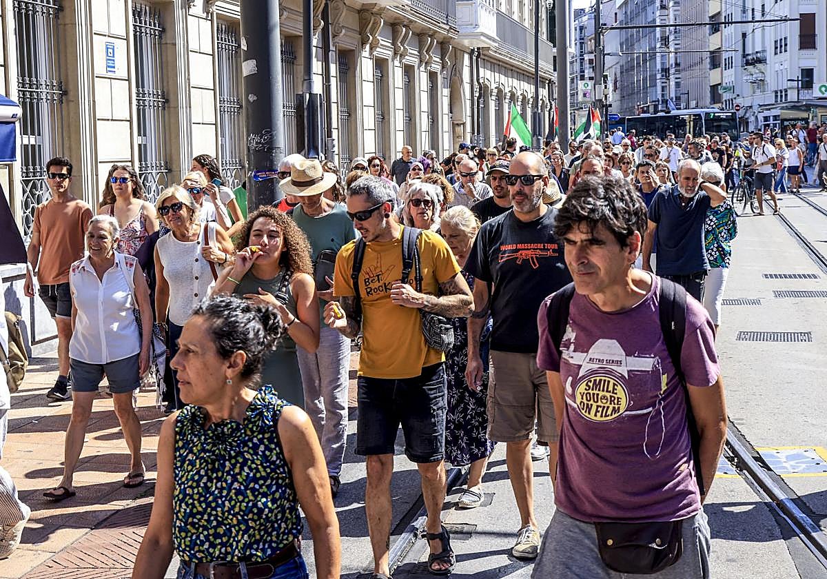 Así ha sido la cadena humana contra el «genocidio» en Gaza en Vitoria