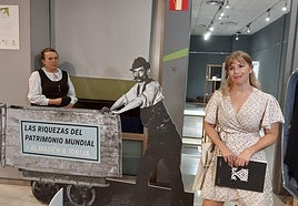 Marija Terpin Mlinar (a la derecha), comisaria de la exposición, explica a los asistentes la historia minera de Idrija (Eslovenia).