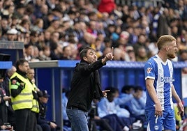 Coudet da instrucciones a Carlos Vicente.