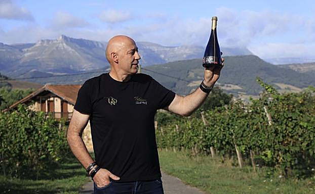 Txema Gotxi, de Bat-Gara, con Sutsu, su txakoli ancestral, en Lezama.