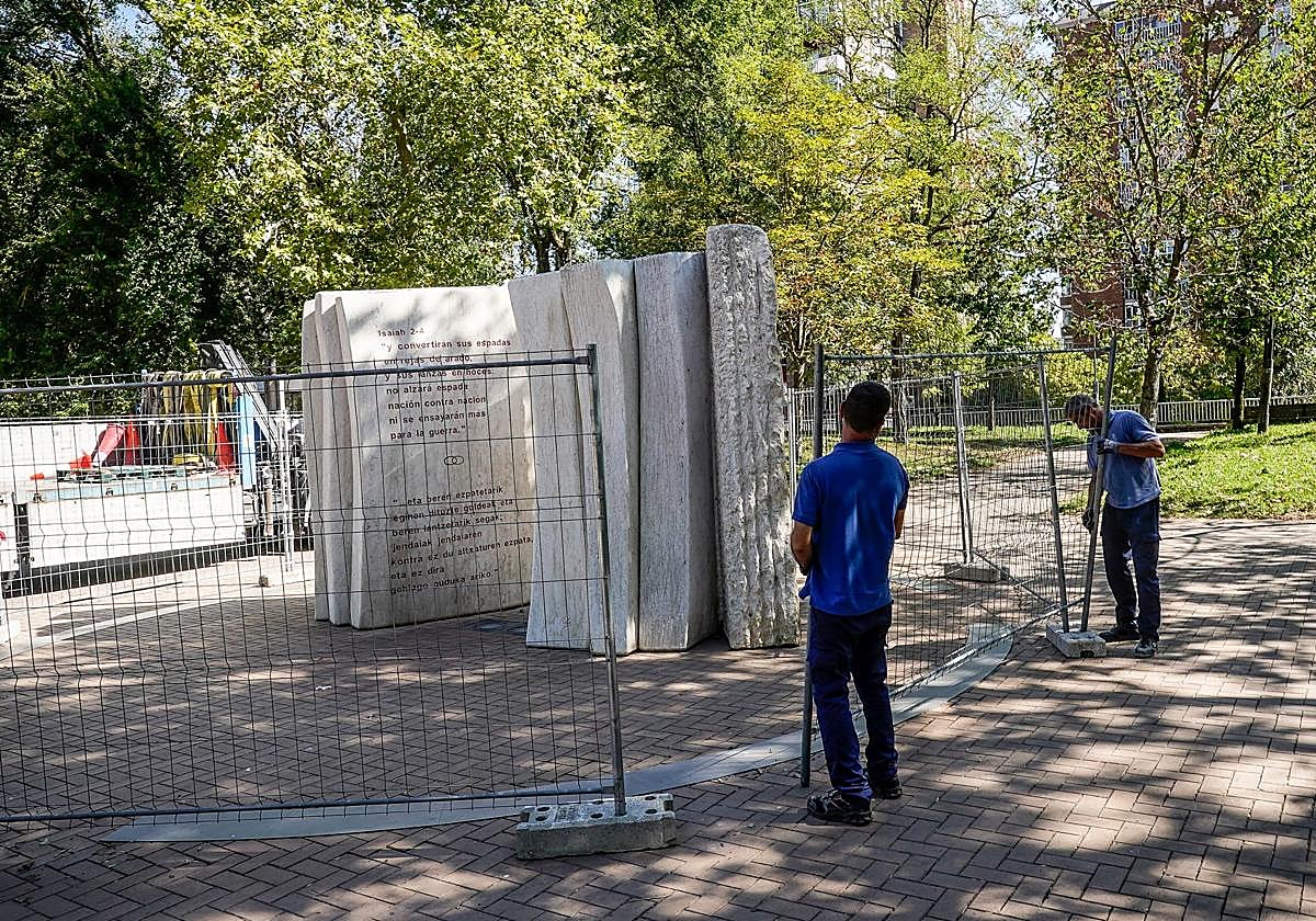 Operarios colocan una valla protectora alrededor de la escultura judía atacada por desconocidos y visitada ayer por la 'embajadora' de Israel.