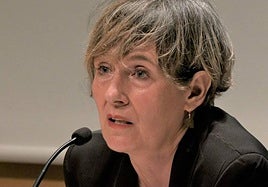 Larraitz Ariznabarreta, hitzaldi bat ematen.