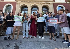 Eman Akram (centro) durante la concentración de este jueves.