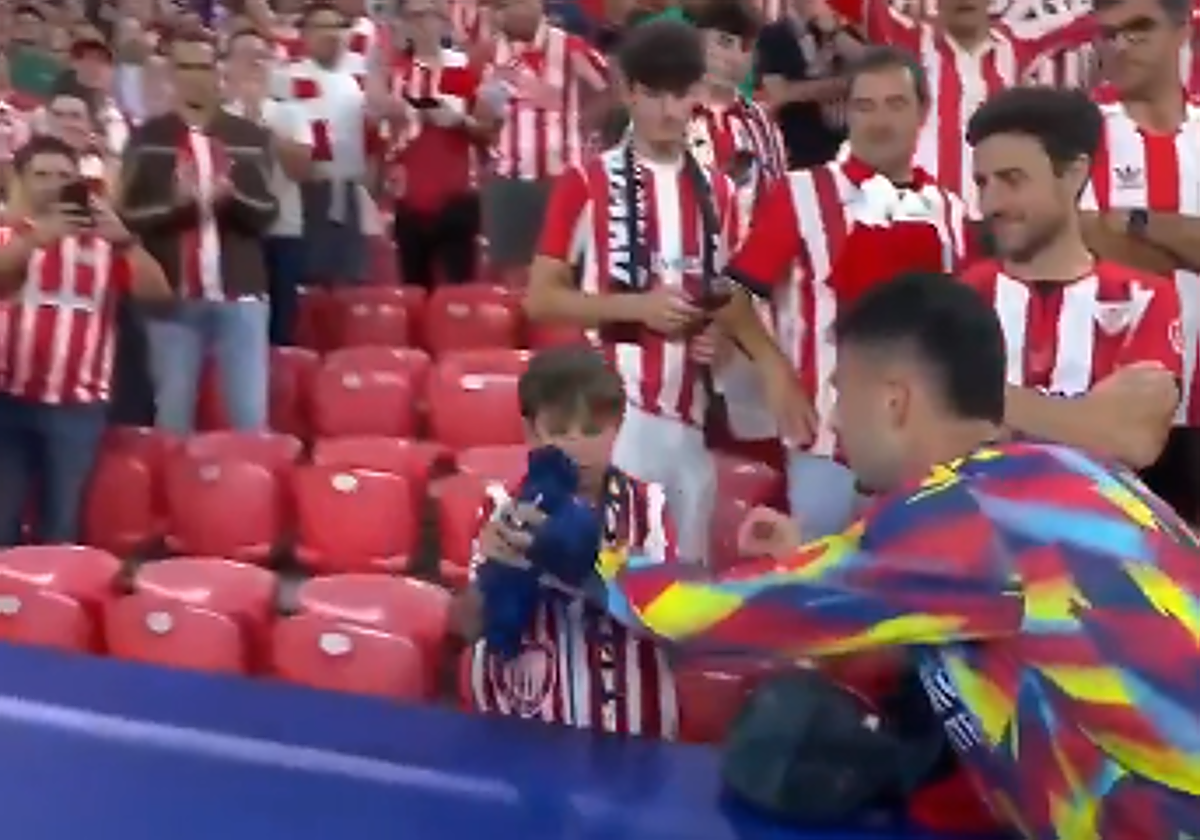 El gesto de Martinelli, uno de los goleadores del Arsenal, con un pequeño hincha del Athletic